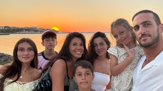 La tribu au grand complet, réunie au coucher du soleil
